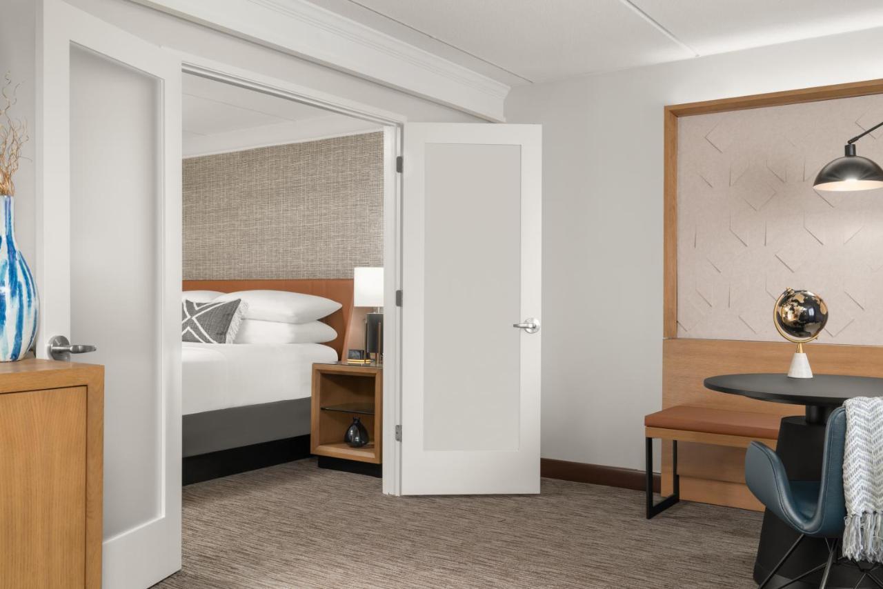 Sheraton Milwaukee Brookfield Bagian luar foto
