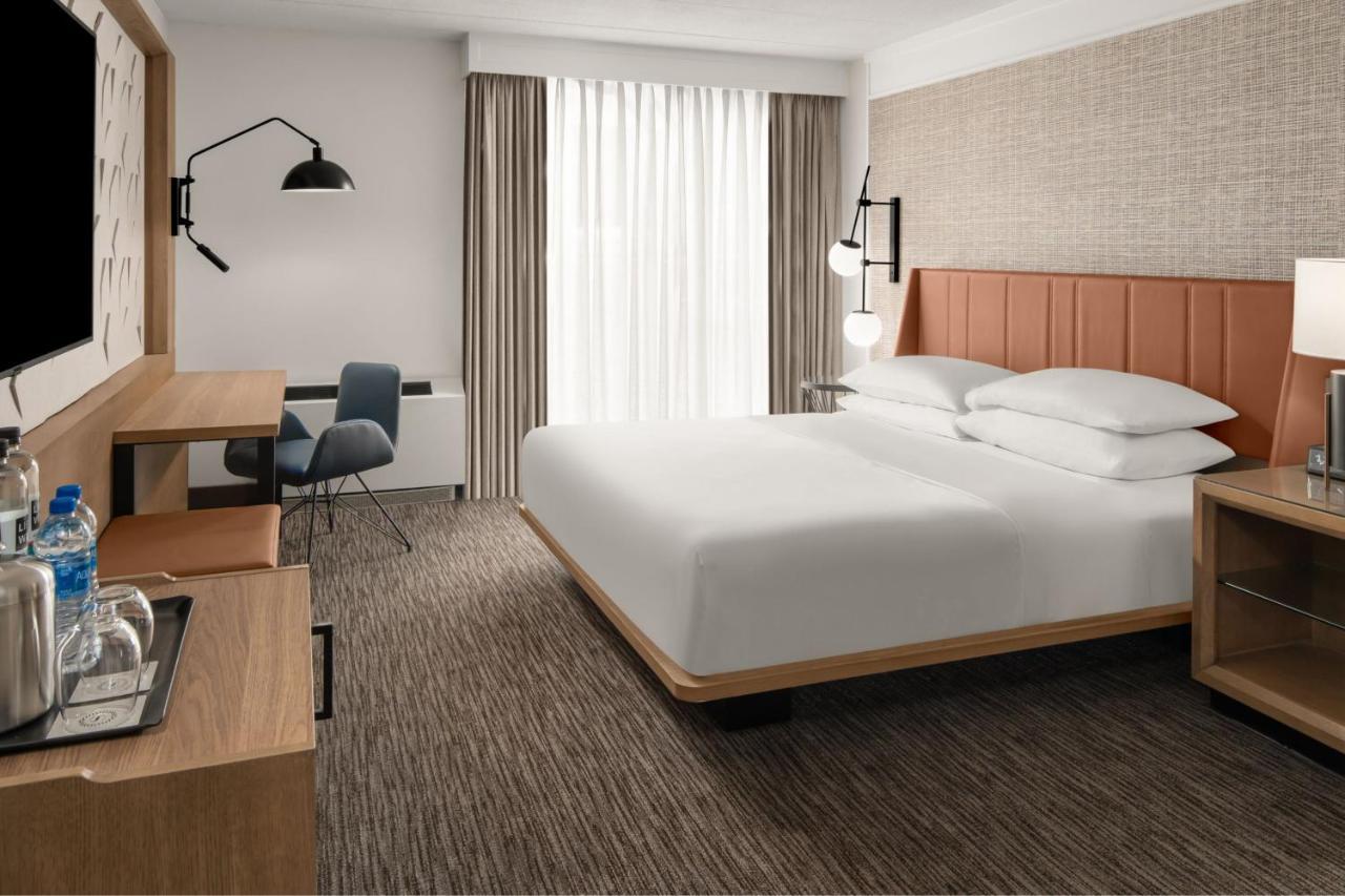 Sheraton Milwaukee Brookfield Bagian luar foto