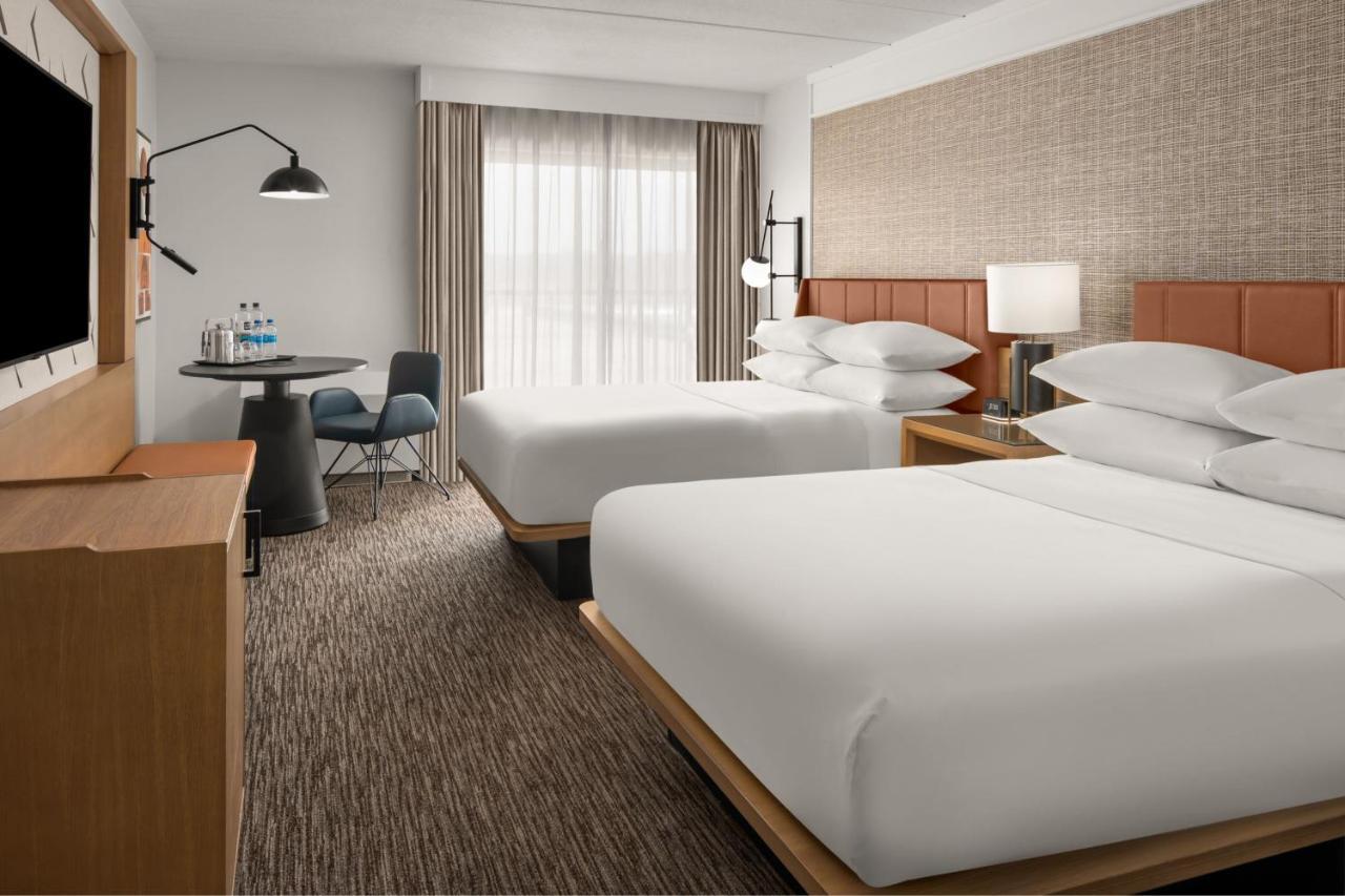 Sheraton Milwaukee Brookfield Bagian luar foto