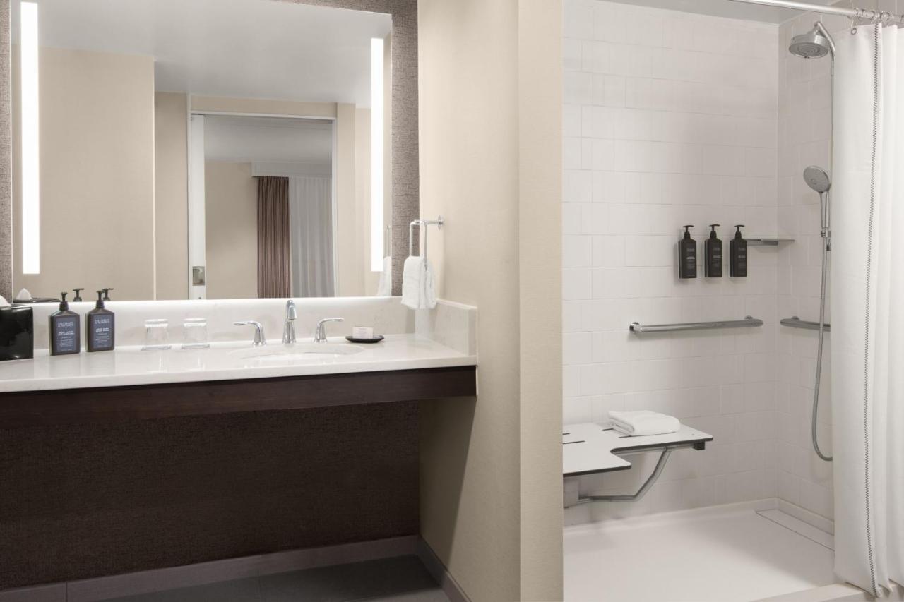 Sheraton Milwaukee Brookfield Bagian luar foto