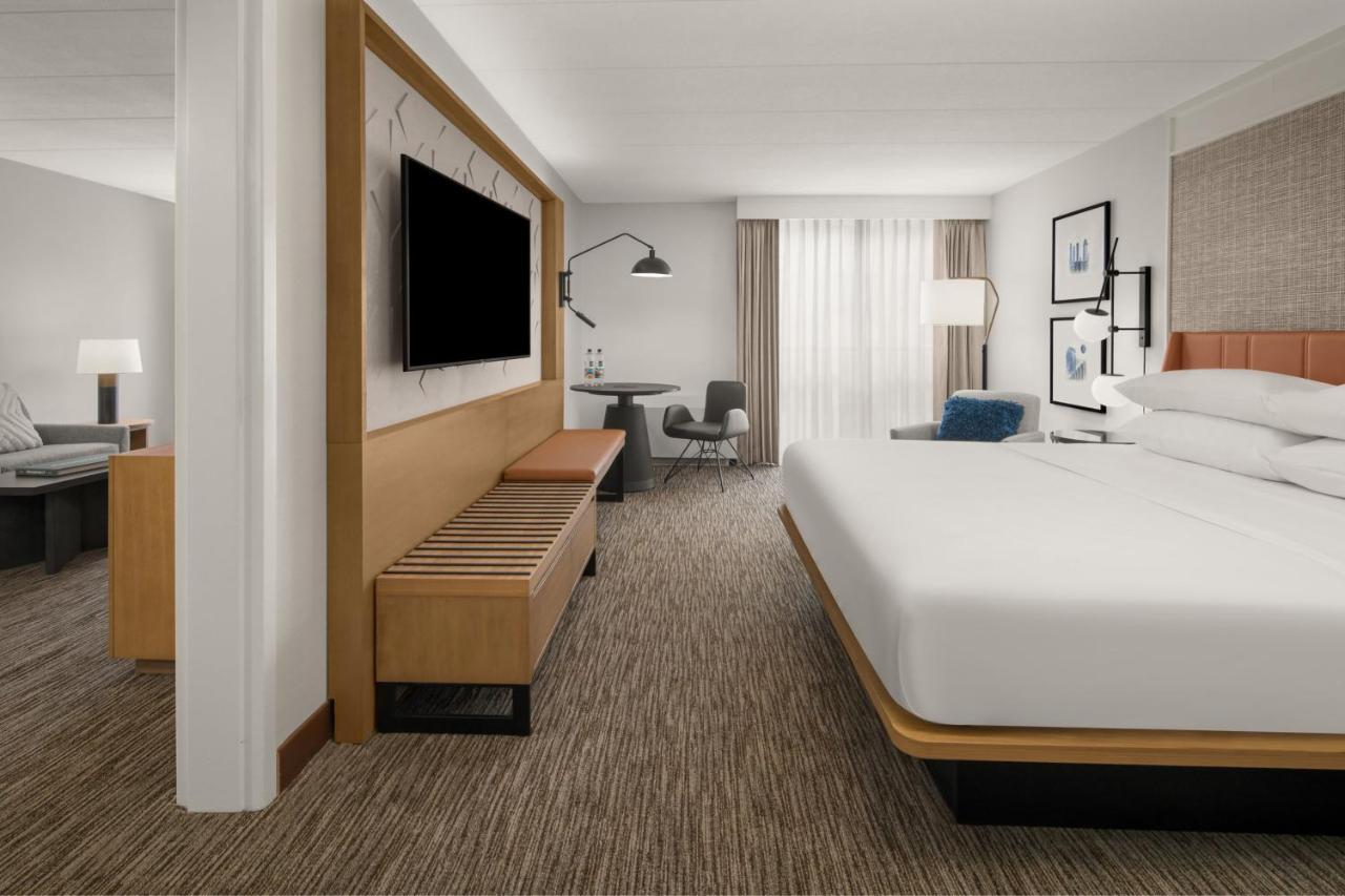 Sheraton Milwaukee Brookfield Bagian luar foto