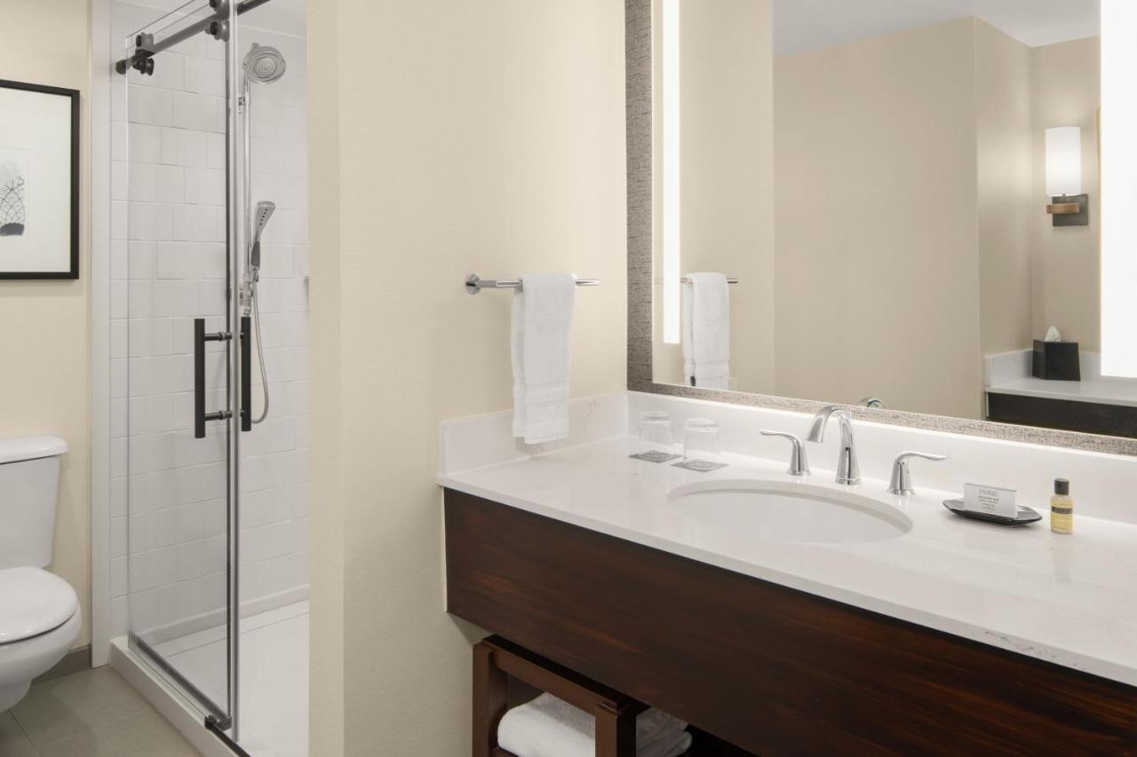 Sheraton Milwaukee Brookfield Bagian luar foto