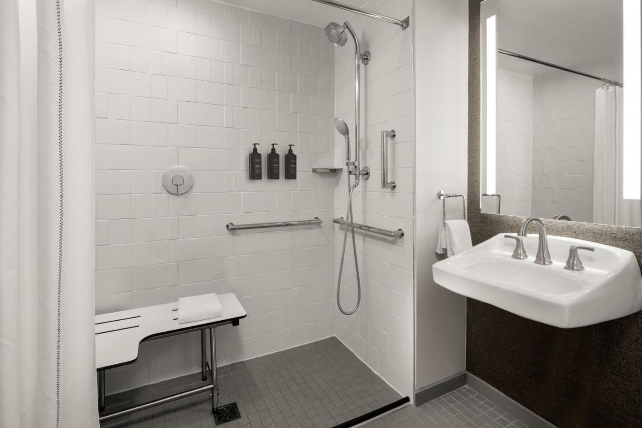 Sheraton Milwaukee Brookfield Bagian luar foto