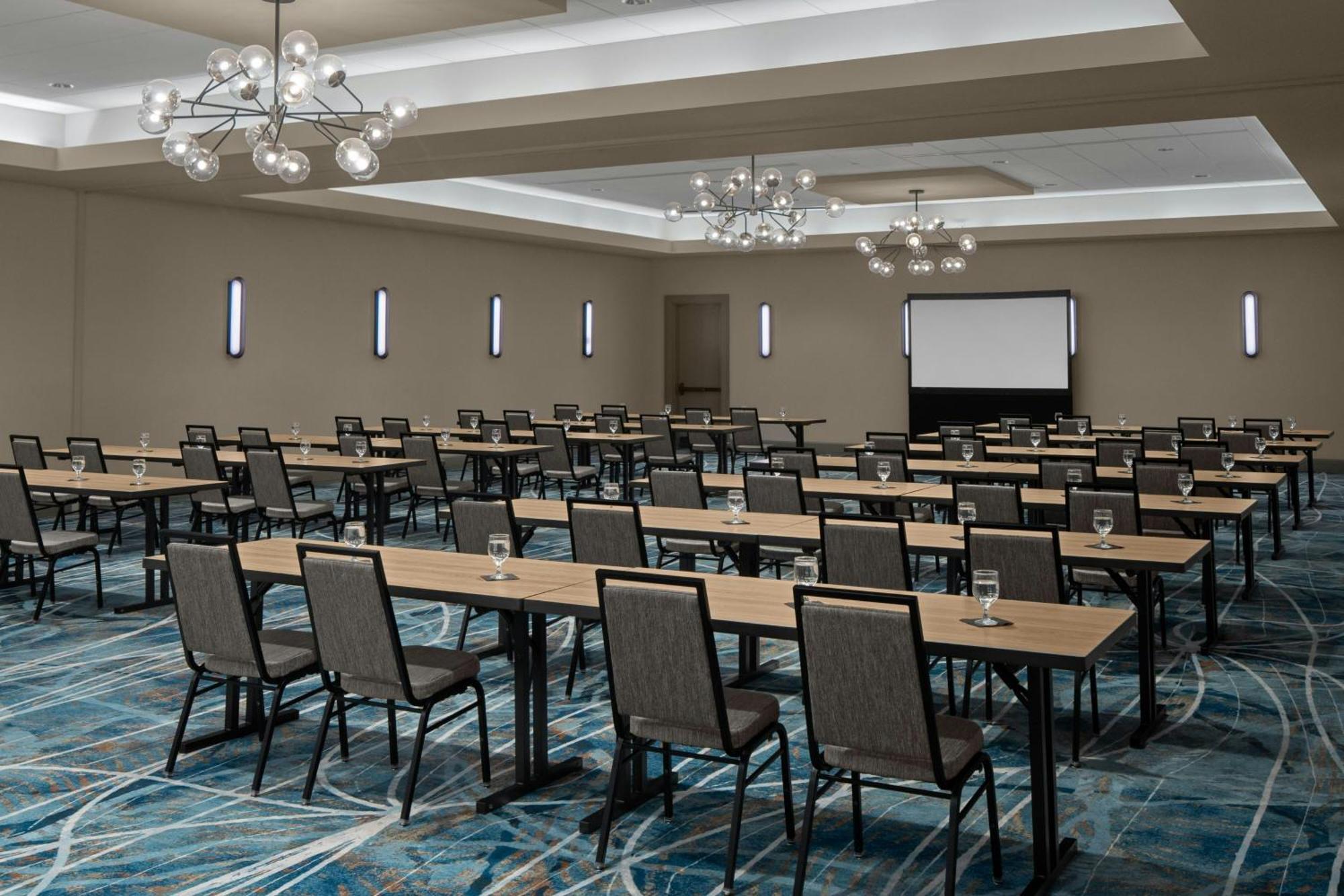 Sheraton Milwaukee Brookfield Bagian luar foto