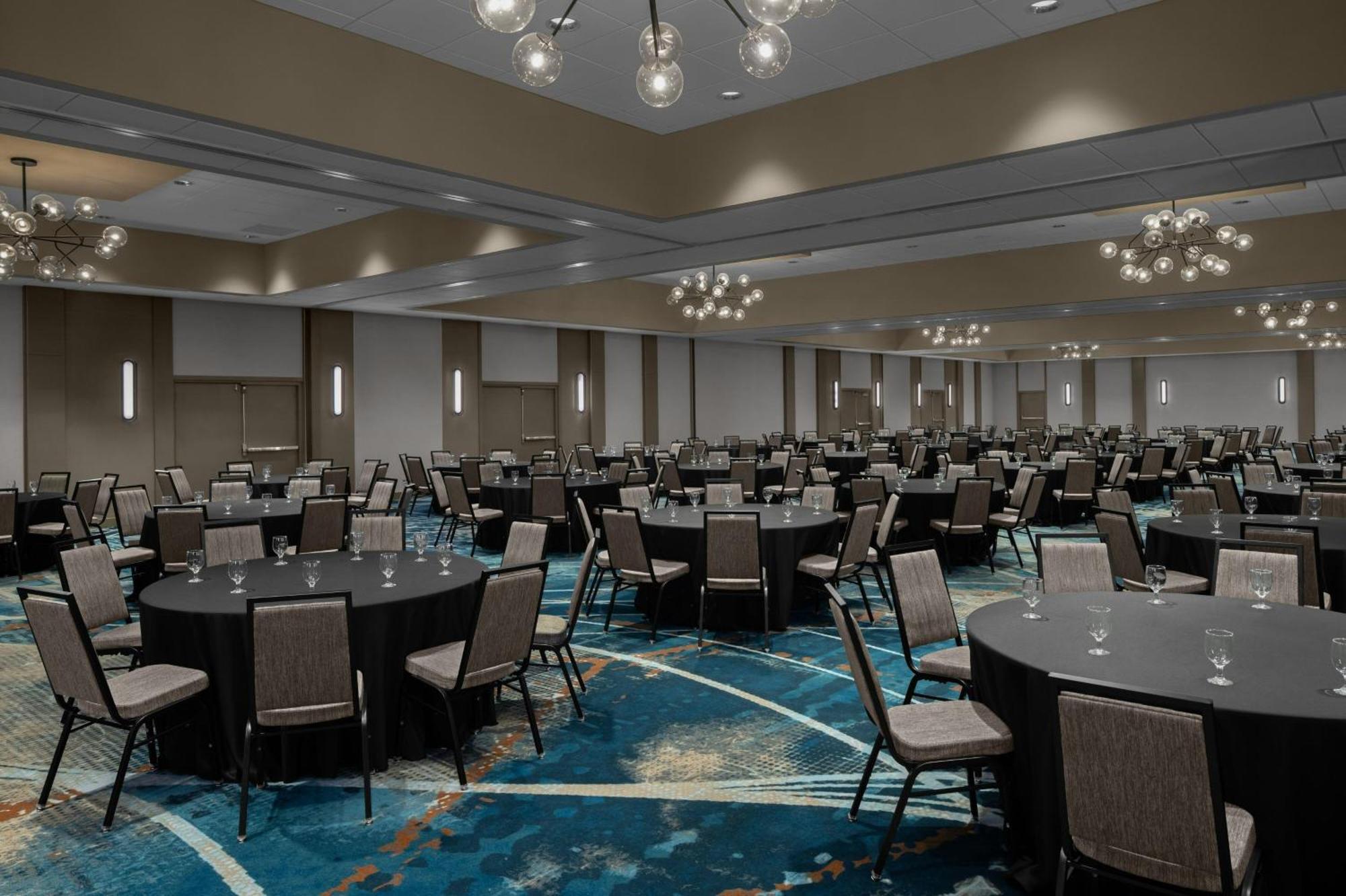 Sheraton Milwaukee Brookfield Bagian luar foto
