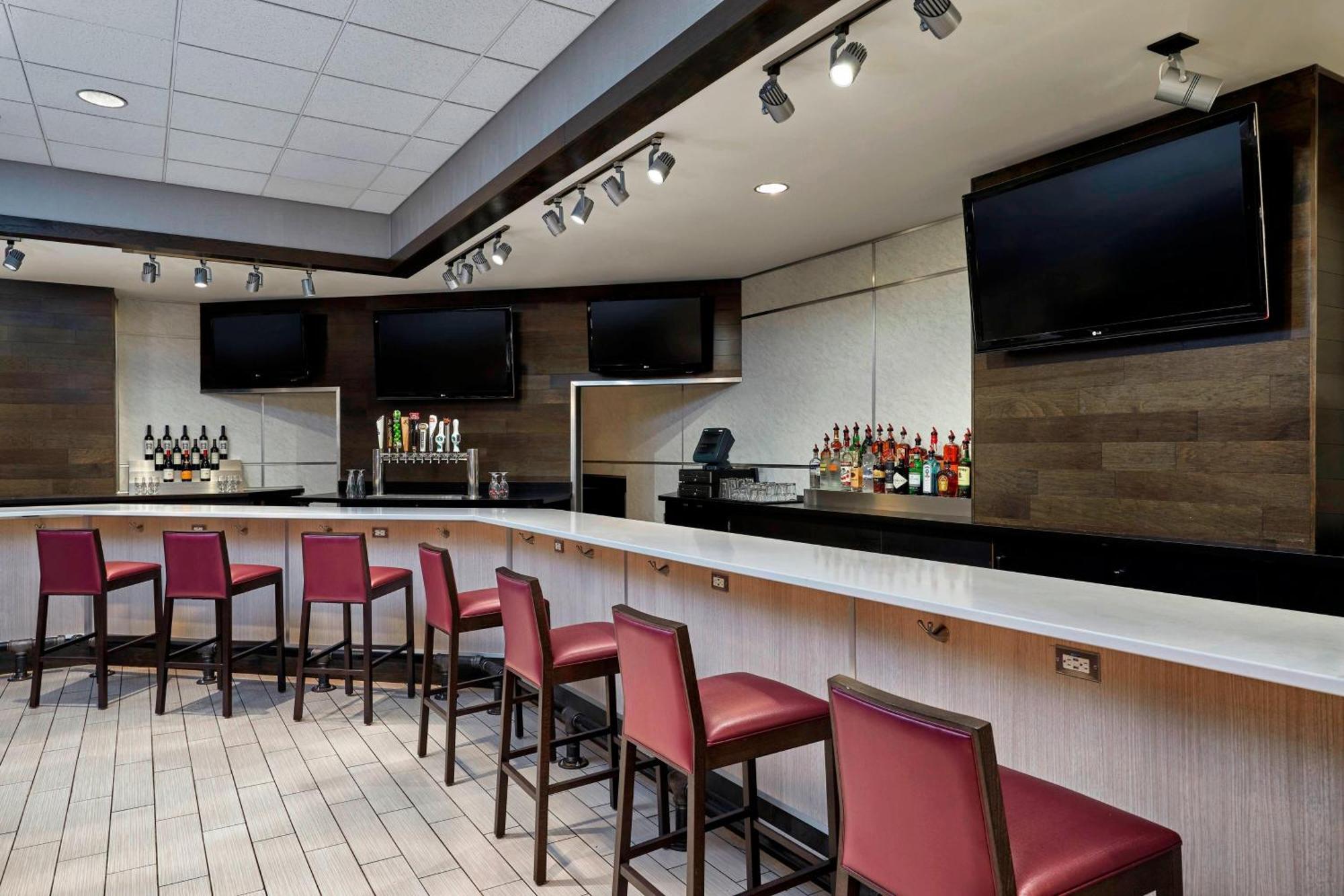 Sheraton Milwaukee Brookfield Bagian luar foto