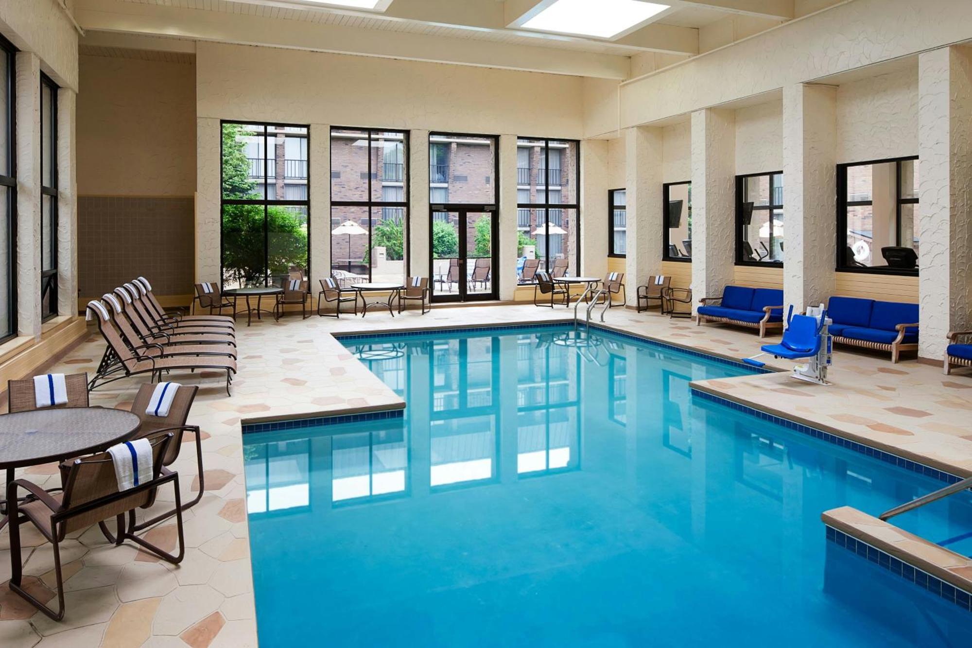 Sheraton Milwaukee Brookfield Bagian luar foto