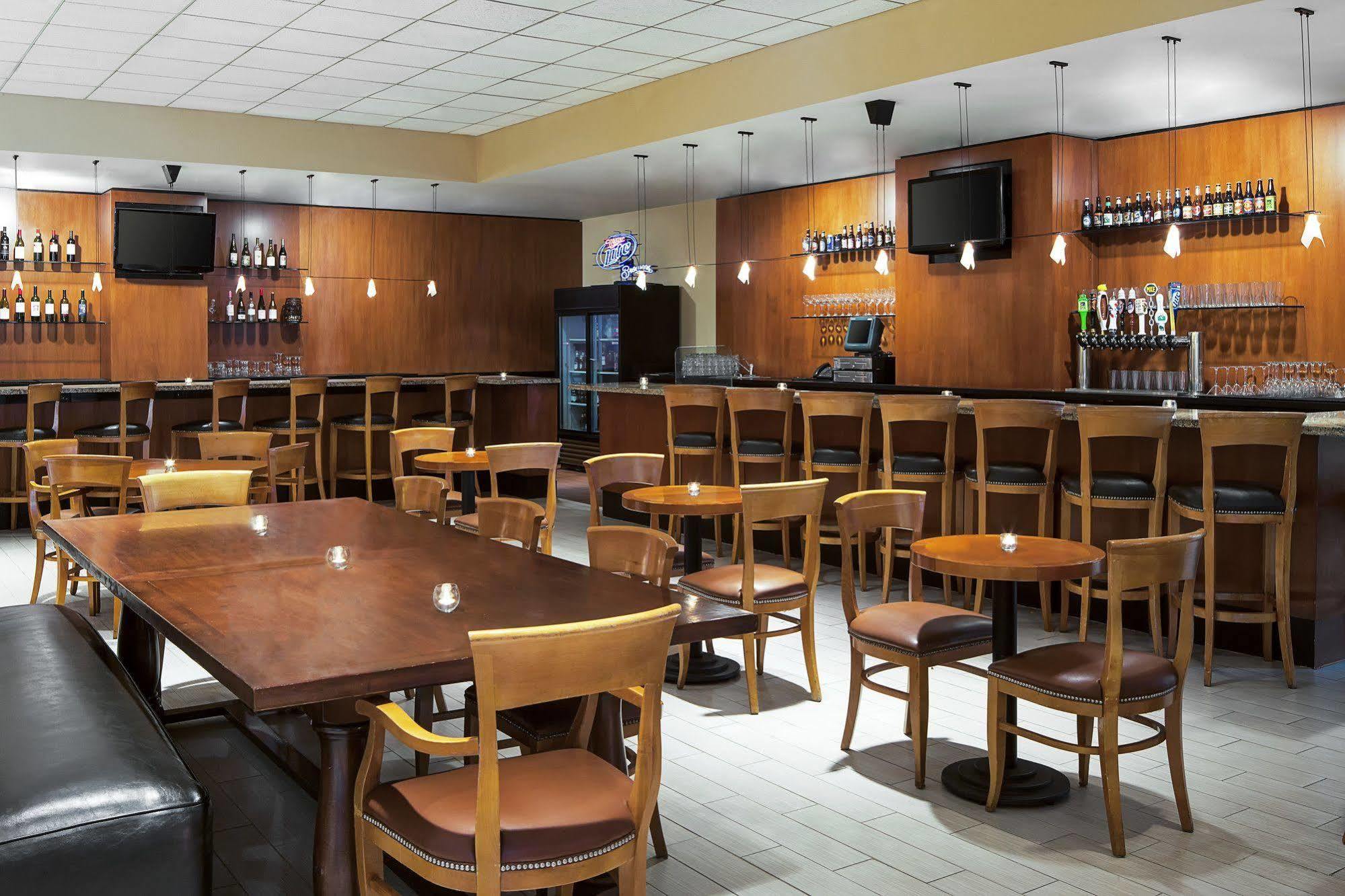 Sheraton Milwaukee Brookfield Bagian luar foto