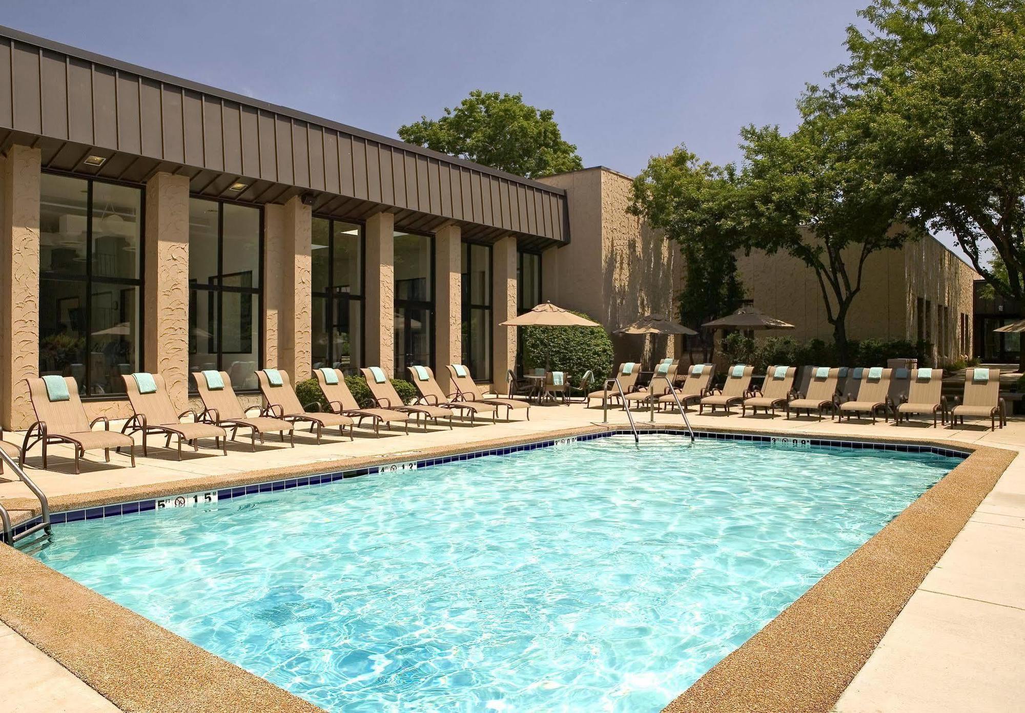 Sheraton Milwaukee Brookfield Bagian luar foto