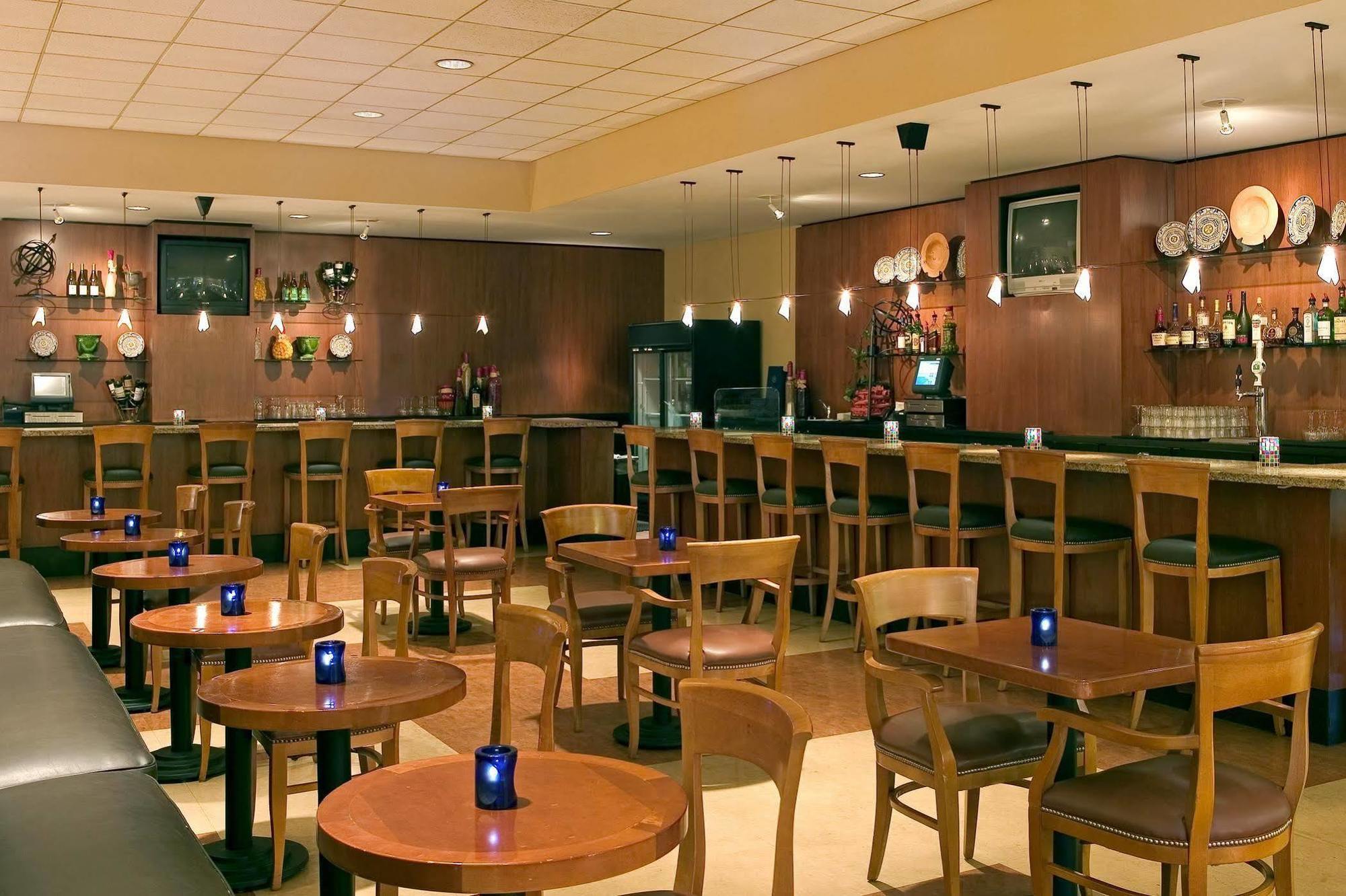 Sheraton Milwaukee Brookfield Bagian luar foto